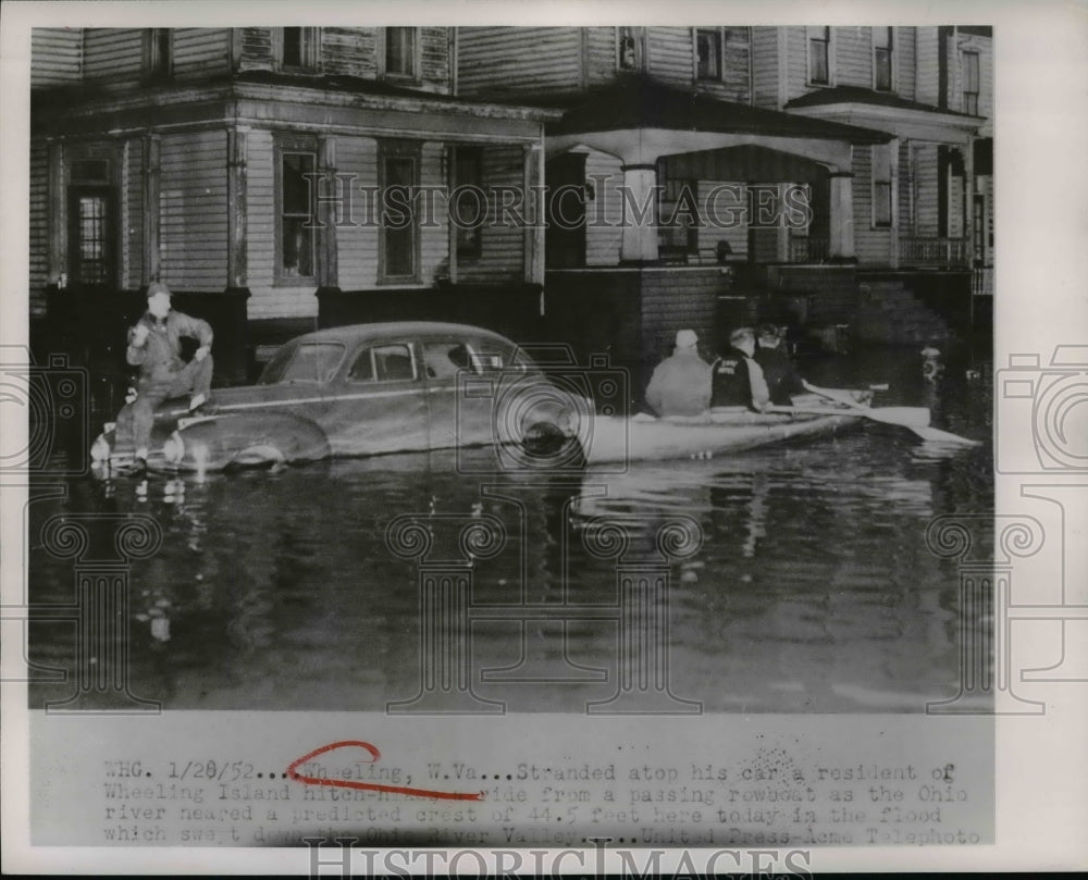 1952 Press Photo Wheeling, WV- A Stranded Motorist Hitches a Ride on a Rowboat