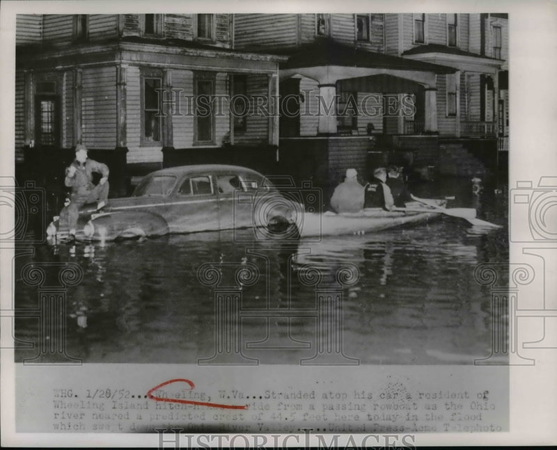 Load image into Gallery viewer, 1952 Press Photo Wheeling, WV- A Stranded Motorist Hitches a Ride on a Rowboat
