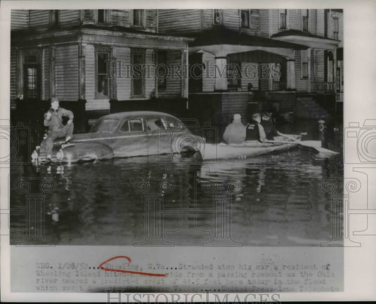 1952 Press Photo Wheeling, WV- A Stranded Motorist Hitches a Ride on a Rowboat