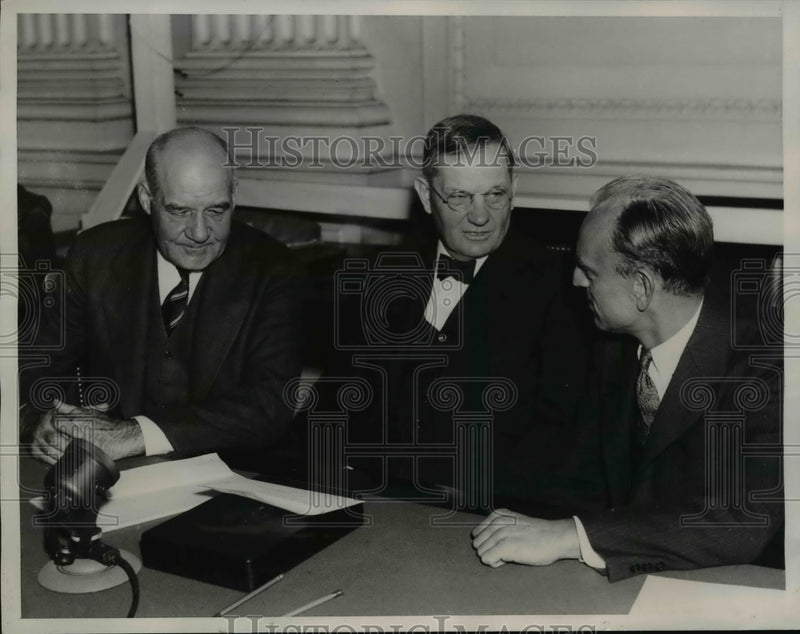 Load image into Gallery viewer, 1938 Press Photo Pres.Roosevelt Fact Finding Commission on Rail Workers Hearing
