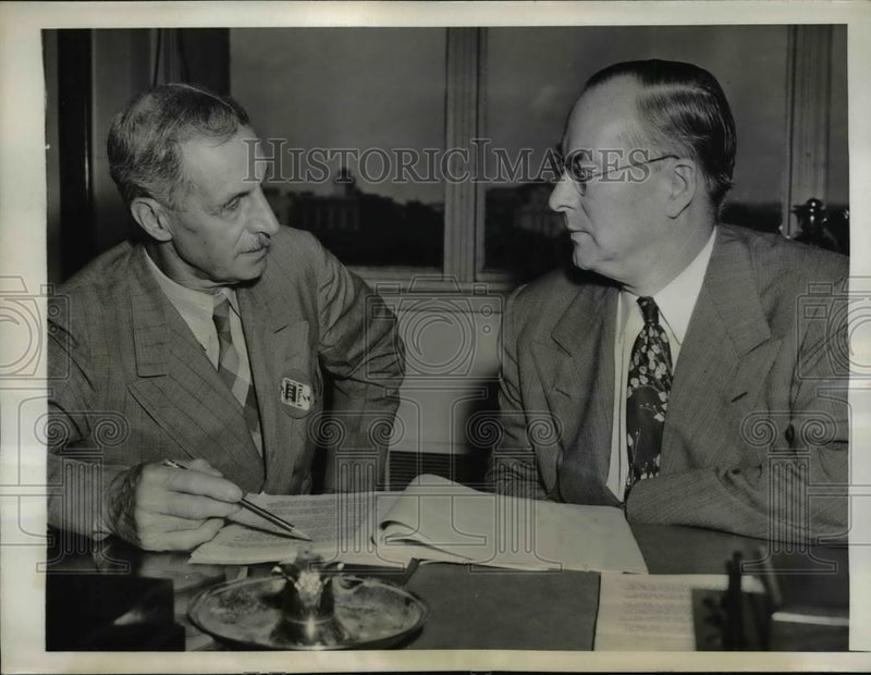 Load image into Gallery viewer, 1943 Press Photo Donald Nelson WPB Chairman and Walter Dear of Newspaper Pulwood
