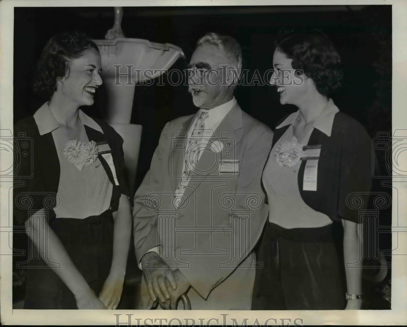 Load image into Gallery viewer, 1939 Press Photo Andrew F Evers First Rotarian to Register for 30th Convention
