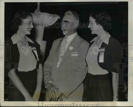 1939 Press Photo Andrew F Evers First Rotarian to Register for 30th Convention