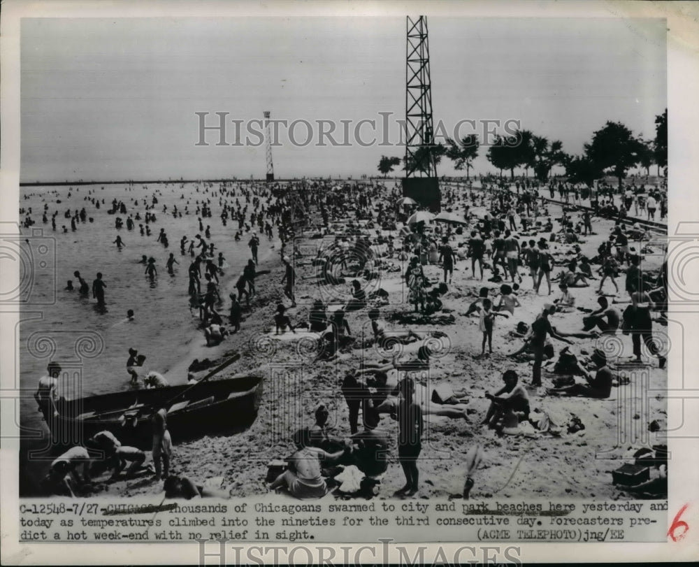 1951 Press Photo Chicagoans at the Park Beaches during a high temperature
