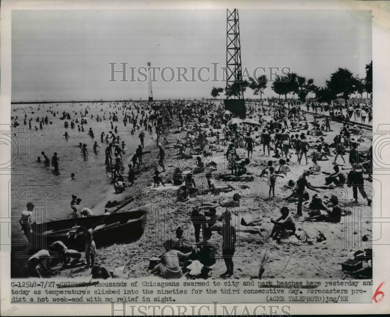 Load image into Gallery viewer, 1951 Press Photo Chicagoans at the Park Beaches during a high temperature
