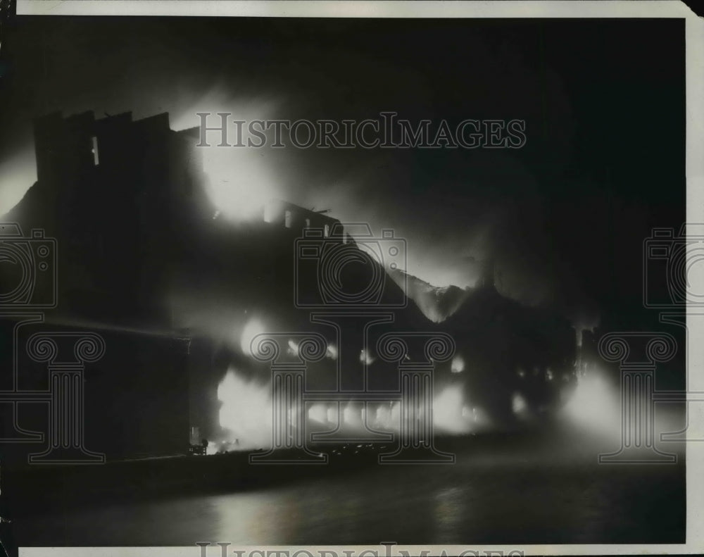 1933 Press Photo Fire destroyed the Armour and Company Elevator No.2 in Chicago