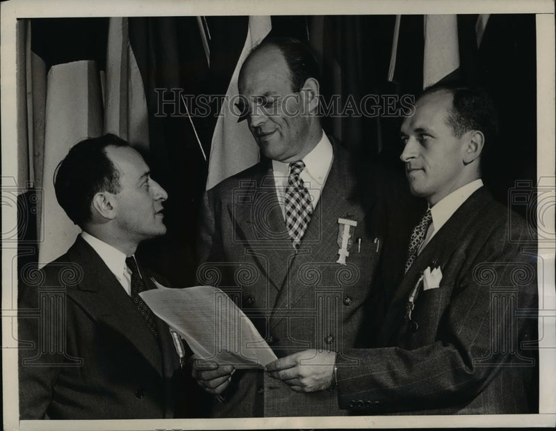 Load image into Gallery viewer, 1944 Press Photo Officials of United Office &amp; Professional Workers Convention
