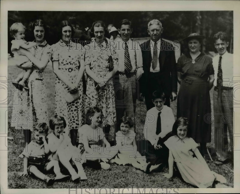 Load image into Gallery viewer, 1938 Press Photo Largest Murphy Family at Reunion, Worcester, Massachusetts

