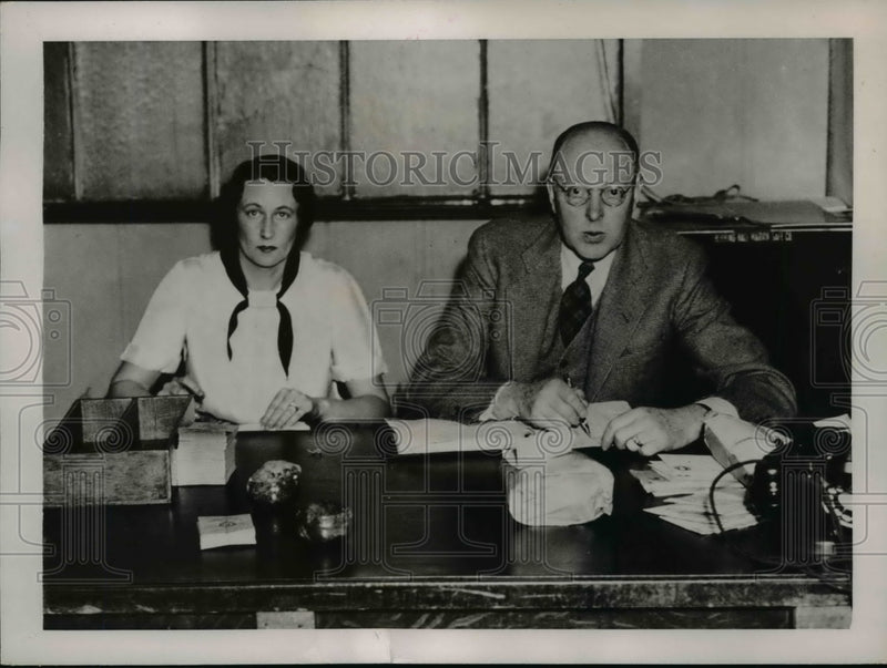 Load image into Gallery viewer, 1937 Press Photo Susan Porter, George V. Hudson of Raybestos-Manhattan company
