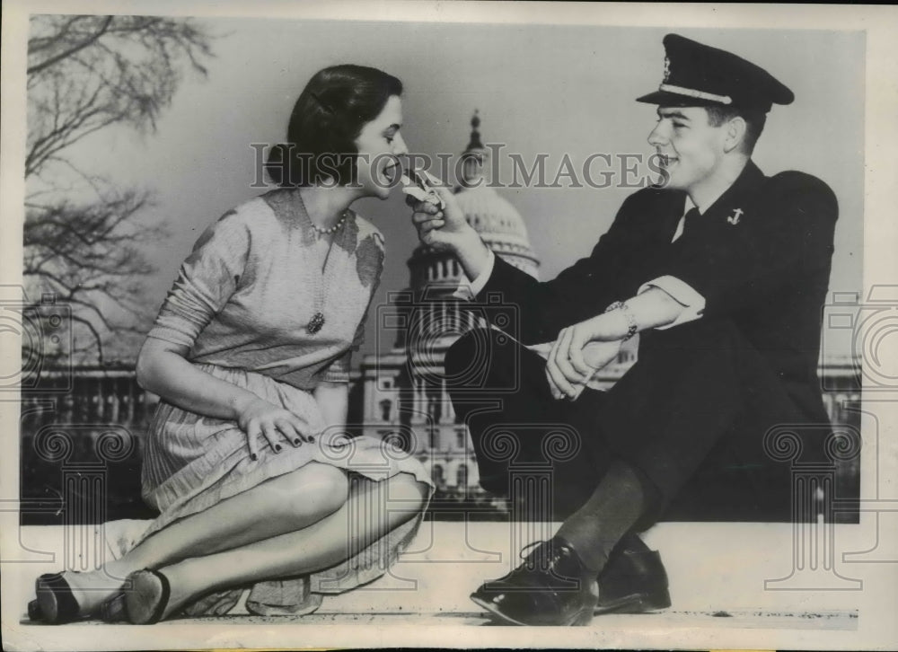 1952 Press Photo Nancy Hammett & Dave Hanschman Take Time Out For Some Sunshine
