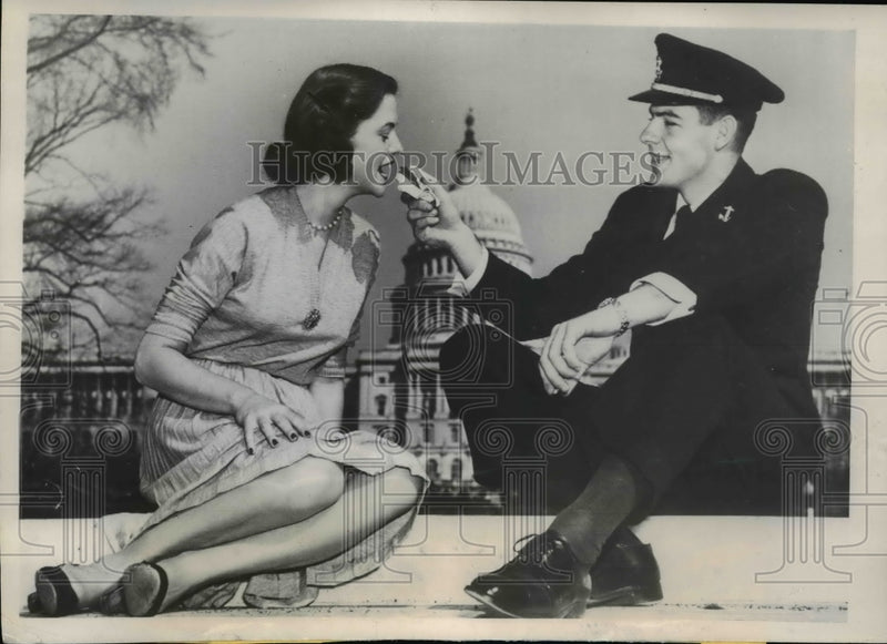 Load image into Gallery viewer, 1952 Press Photo Nancy Hammett &amp; Dave Hanschman Take Time Out For Some Sunshine
