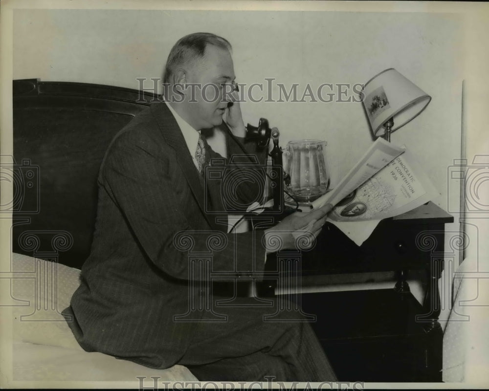 1936 Press Photo John Bennett In His Hotel After Arriving for Democratic Session