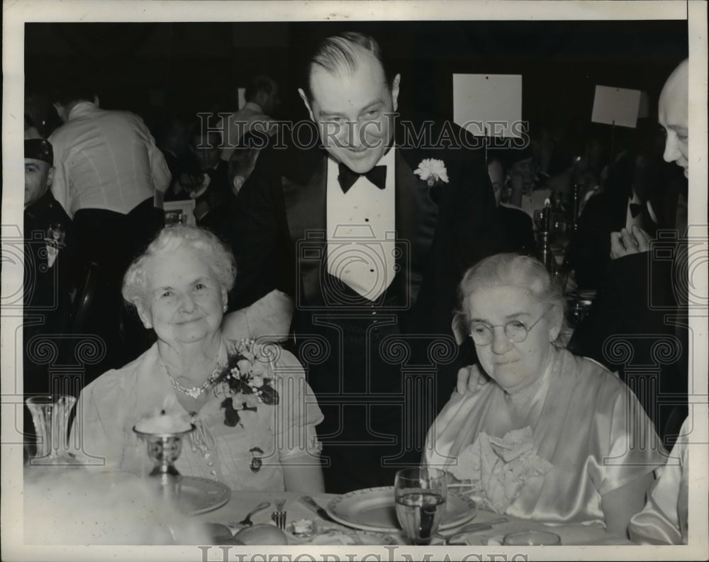 1938 Press Photo Gen Bennett with Gold Star Mothers - nef38942
