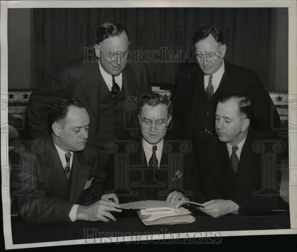 1939 Press Photo Representatives from Southern U.S. Discussing Freight Rates
