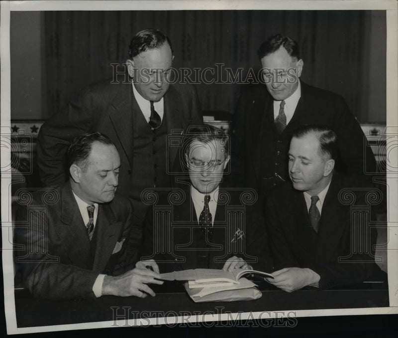 Load image into Gallery viewer, 1939 Press Photo Representatives from Southern U.S. Discussing Freight Rates

