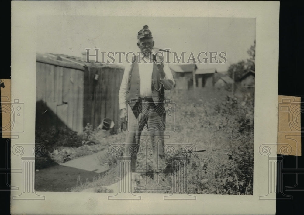 1921 Press Photo Miner Mr. James on Way to Work - nef39006
