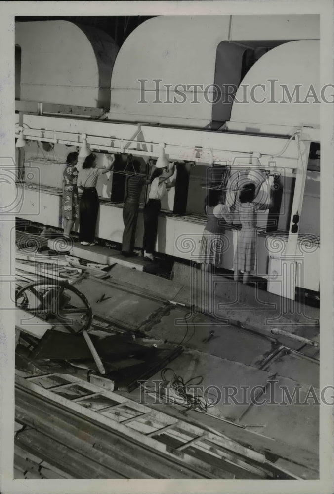 1945 Press Photo Reconversion at General Electric Company, Erie - nef39079