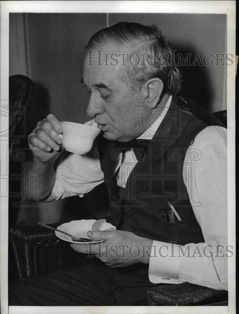 1942 Press Photo Tom Connally After Giving Blood at Red Cross, Washington, D.C.