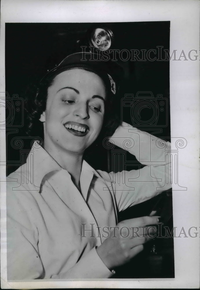 Load image into Gallery viewer, 1946 Press Photo Virginia Semrow at Mining Institute Meeting, Seattle
