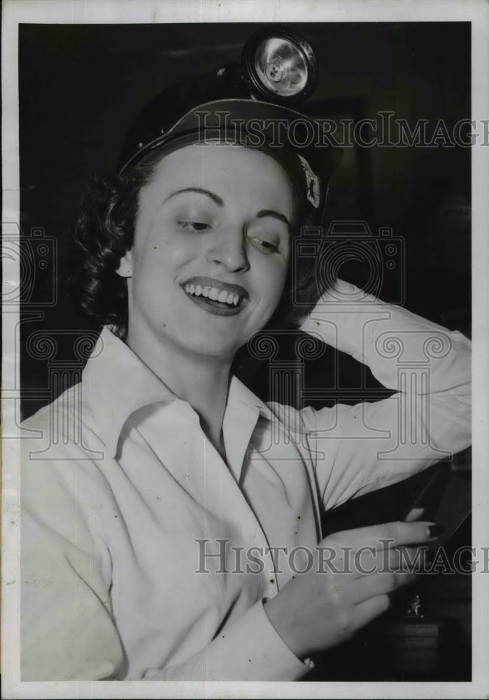 1946 Press Photo Virginia Semrow Dons Mining Cap at 19th Annual Mining Institute