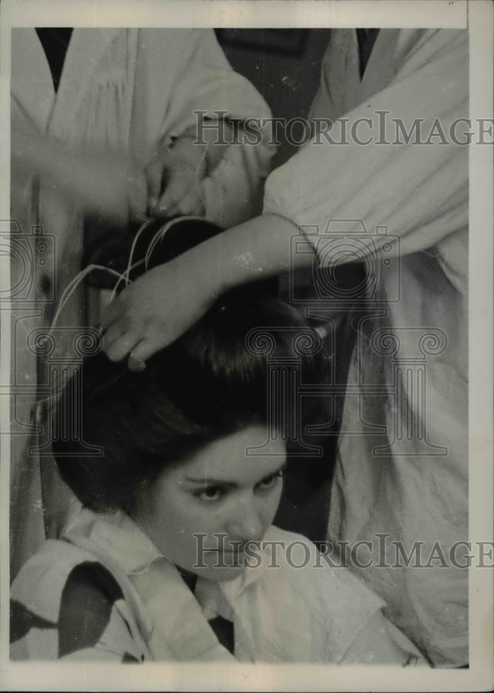 1938 Press Photo No-Hairpin Headdress - nef39439