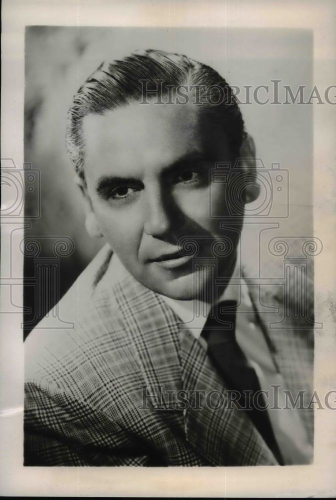 1951 Press Photo Bob Hawk ad-libbing quizmaster starred over CBS - nef39494