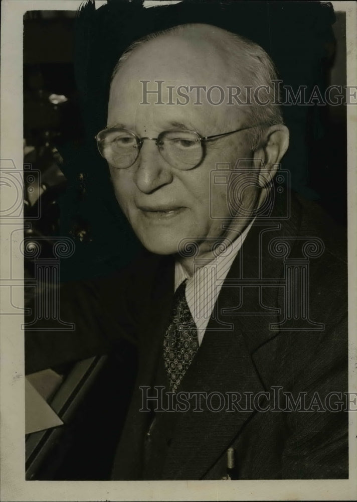1946 Press Photo Joseph W. Ellms of Utilities Department of City Hall