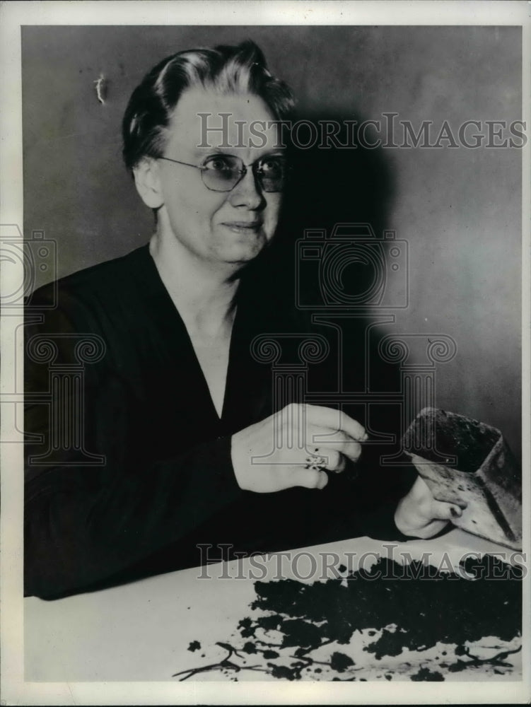 1942 Press Photo Bernice Warner Owner of Fishworm Farm Sugar Allotment 8 Puonds