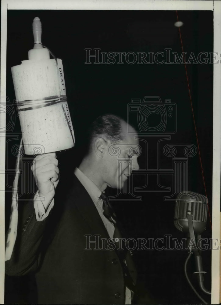 1940 Press Photo James Cromwell Holds 50,000 Signed Petition by Jerseyites