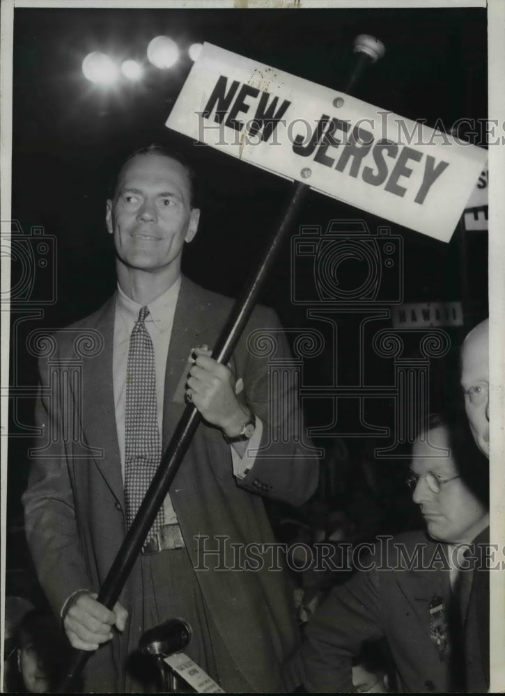 1940 Press Photo James R Cromwell Carries New Jersey Standard As Convention Open