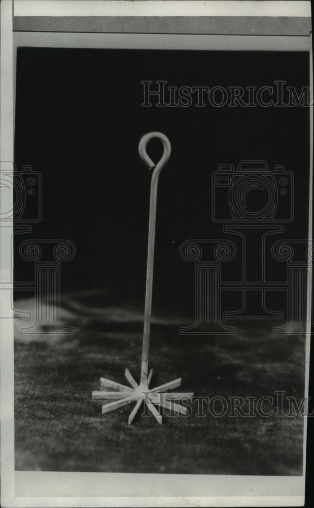 1930 Press Photo Measures toughness and its hence suitability for Infant Food