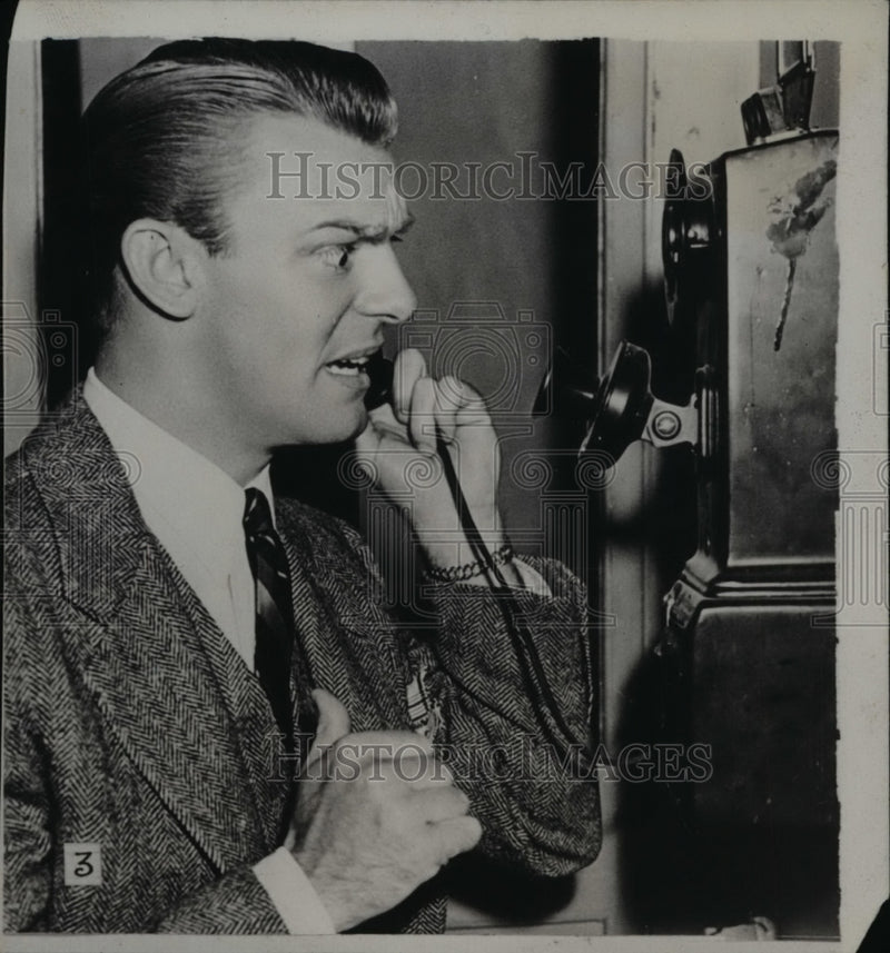 Load image into Gallery viewer, 1962 Press Photo Man in the Telephone Booth - nef39610
