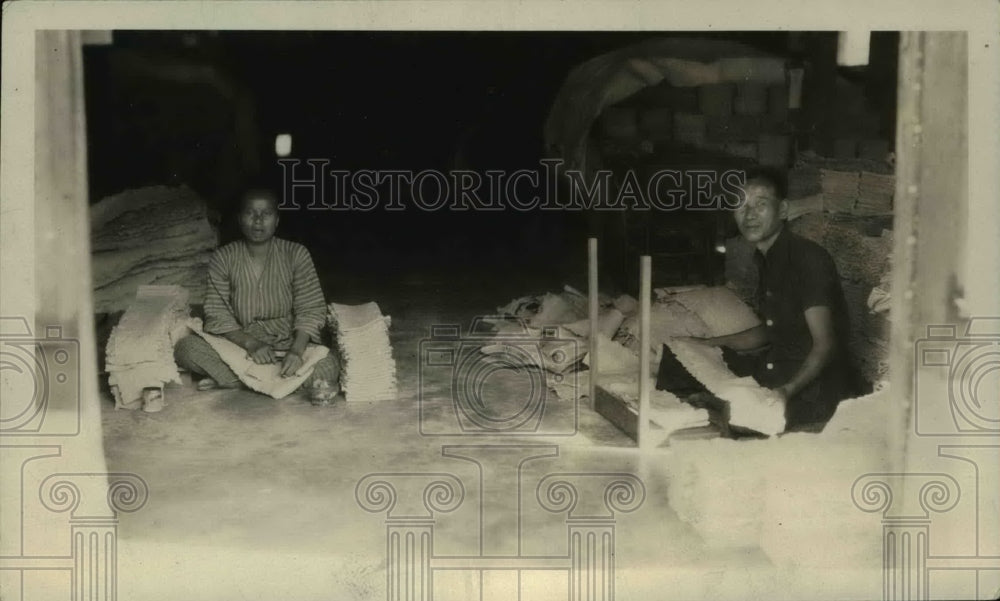 1926 Press Photo workers Packing Crepe - nef39684