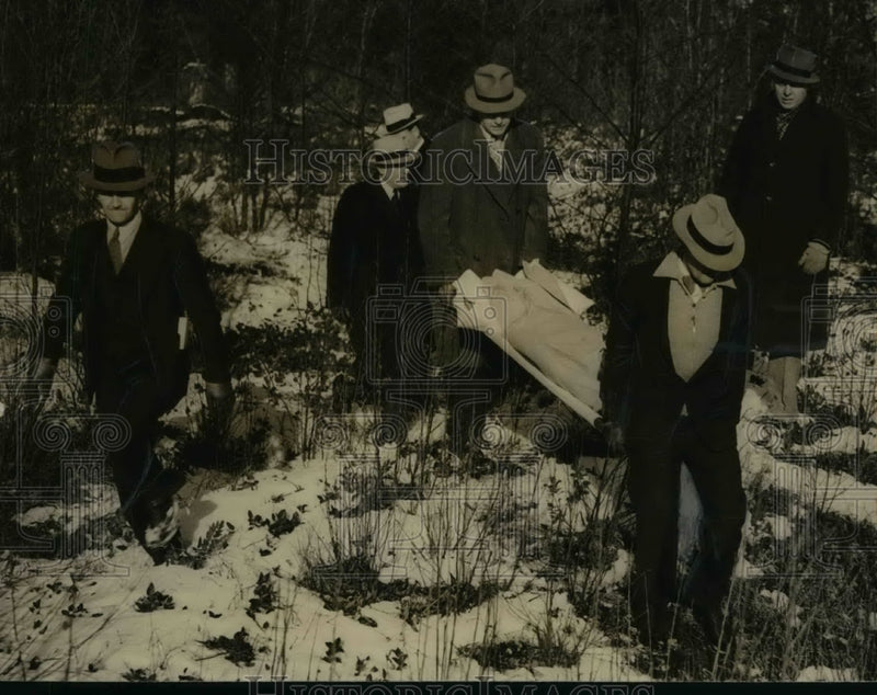 Load image into Gallery viewer, 1937 Press Photo Slain Charles Wattson Carried From Woods - nef39722
