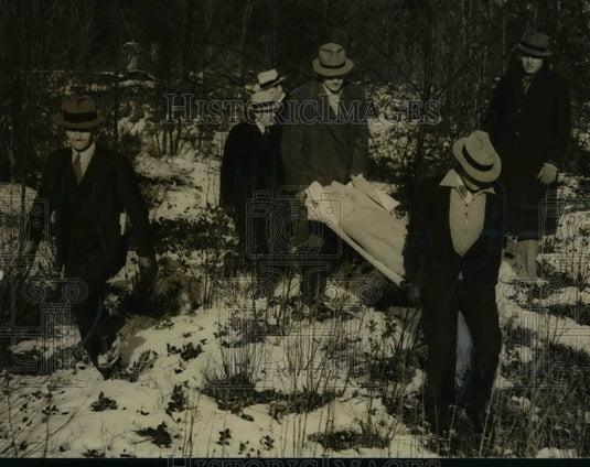 1937 Press Photo Slain Charles Wattson Carried From Woods - nef39722