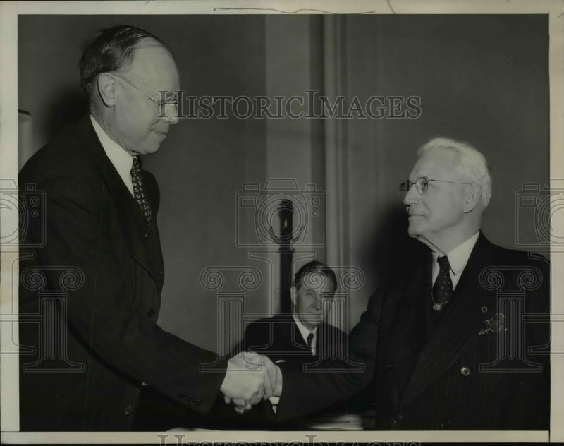 Load image into Gallery viewer, 1947 Press Photo Robert A. Taft, Alexander F. Whitney at Senate Labor Hearing
