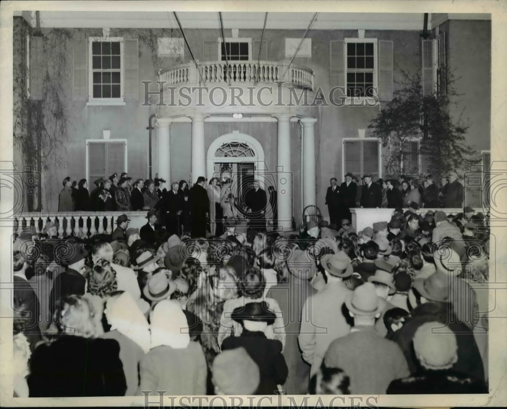 1944 Press Photo President Franklin D. Roosevelt Waving from Home, Hyde Park, NY