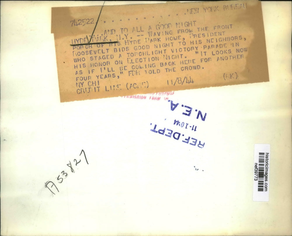 1944 Press Photo President Franklin D. Roosevelt Waving from Home, Hyde Park, NY