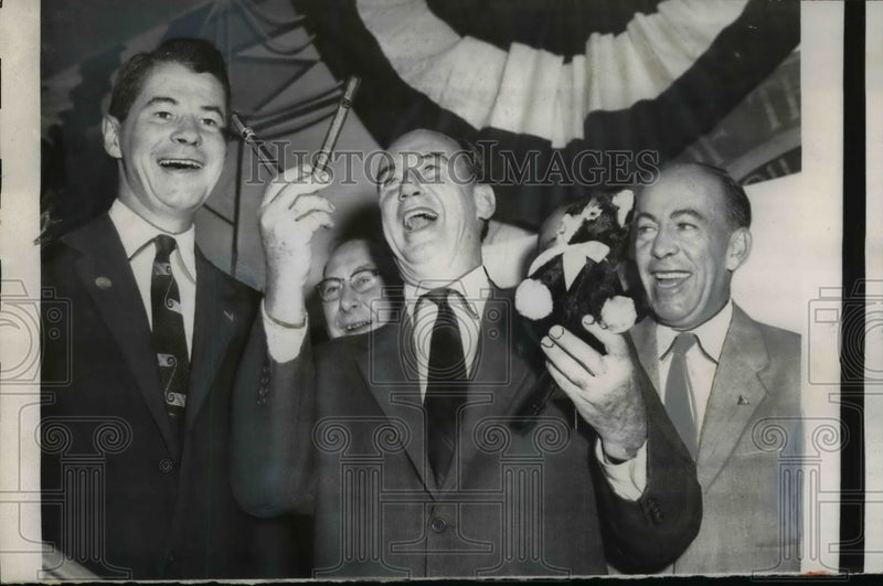 Load image into Gallery viewer, 1956 Press Photo Orville Freeman, Karl Rolvaag, Adlai Stevenson at DFL Breakfast
