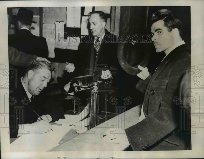 Load image into Gallery viewer, 1946 Press Photo Edward Wilfred Mazeral Booking at City Jail Ottawa, Canada
