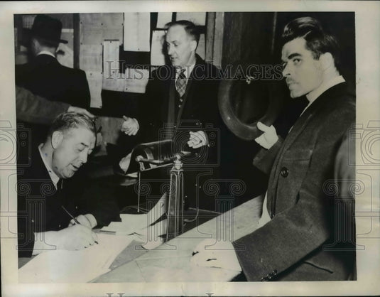 1946 Press Photo Edward Wilfred Mazeral Booking at City Jail Ottawa, Canada