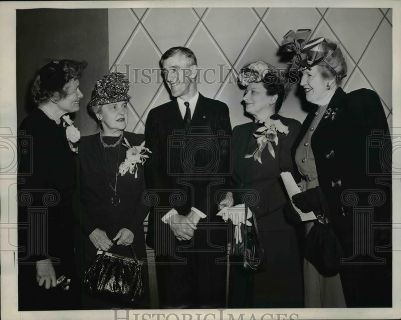 Load image into Gallery viewer, 1946 Press Photo Sen.Leverett Saltonstall of Mass. with GOP Party Leaders
