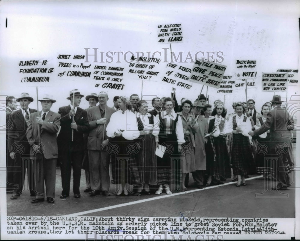 1955 Press Photo Picketers Hold Signs as Foreign Minister Molotov's Car Passes