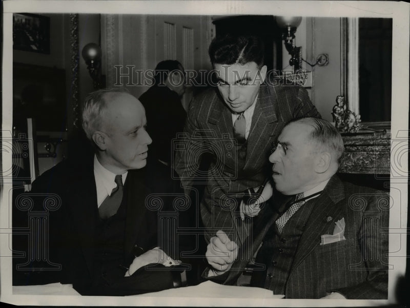 Load image into Gallery viewer, 1939 Press Photo Norman Thomas Confers w/ Representatives after House Neutrality
