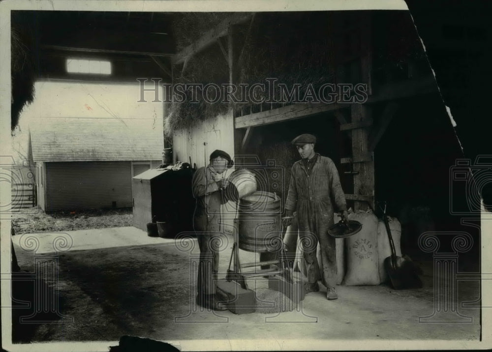 1928 Press Photo Maryland Wheat Farmers in Barn - nef39983