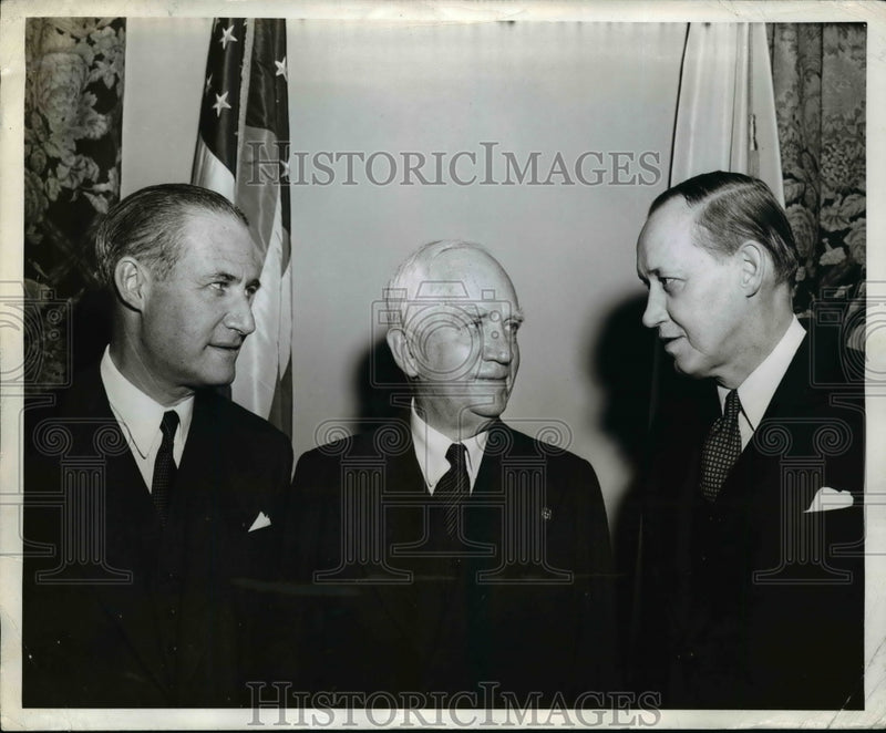 Load image into Gallery viewer, 1942 Press Photo Hopkins, Sulzberger greeted by Davis after election - nef39994
