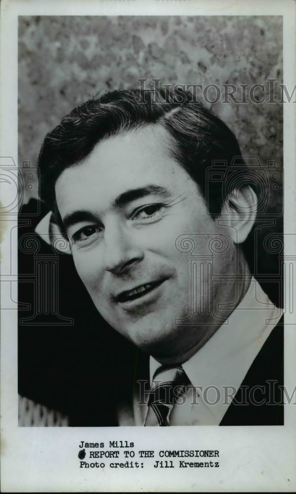 1972 Press Photo James Mills Report to Commissioner - nef40040