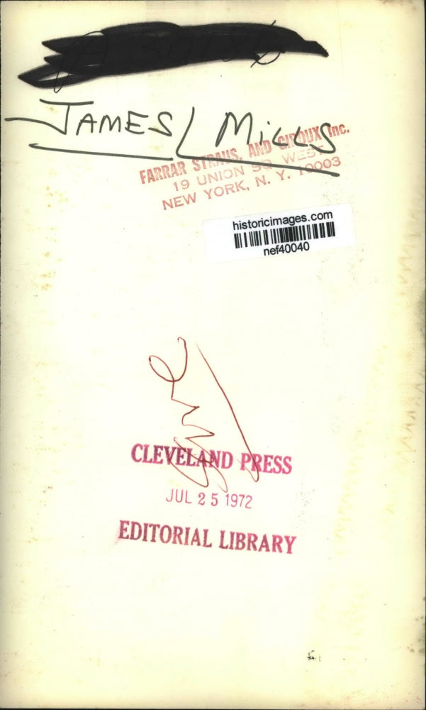 1972 Press Photo James Mills Report to Commissioner - nef40040