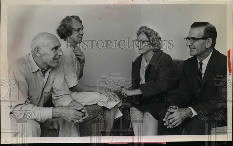 Load image into Gallery viewer, 1968 Press Photo Mr &amp; Mrs John Knapik First Tenants in Crestview Apartments
