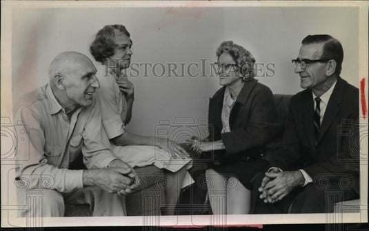 1968 Press Photo Mr & Mrs John Knapik First Tenants in Crestview Apartments
